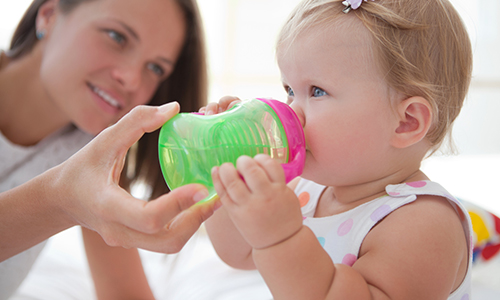 Comment choisir le meilleur gobelet pour bébé ? - Blog - Nuby™